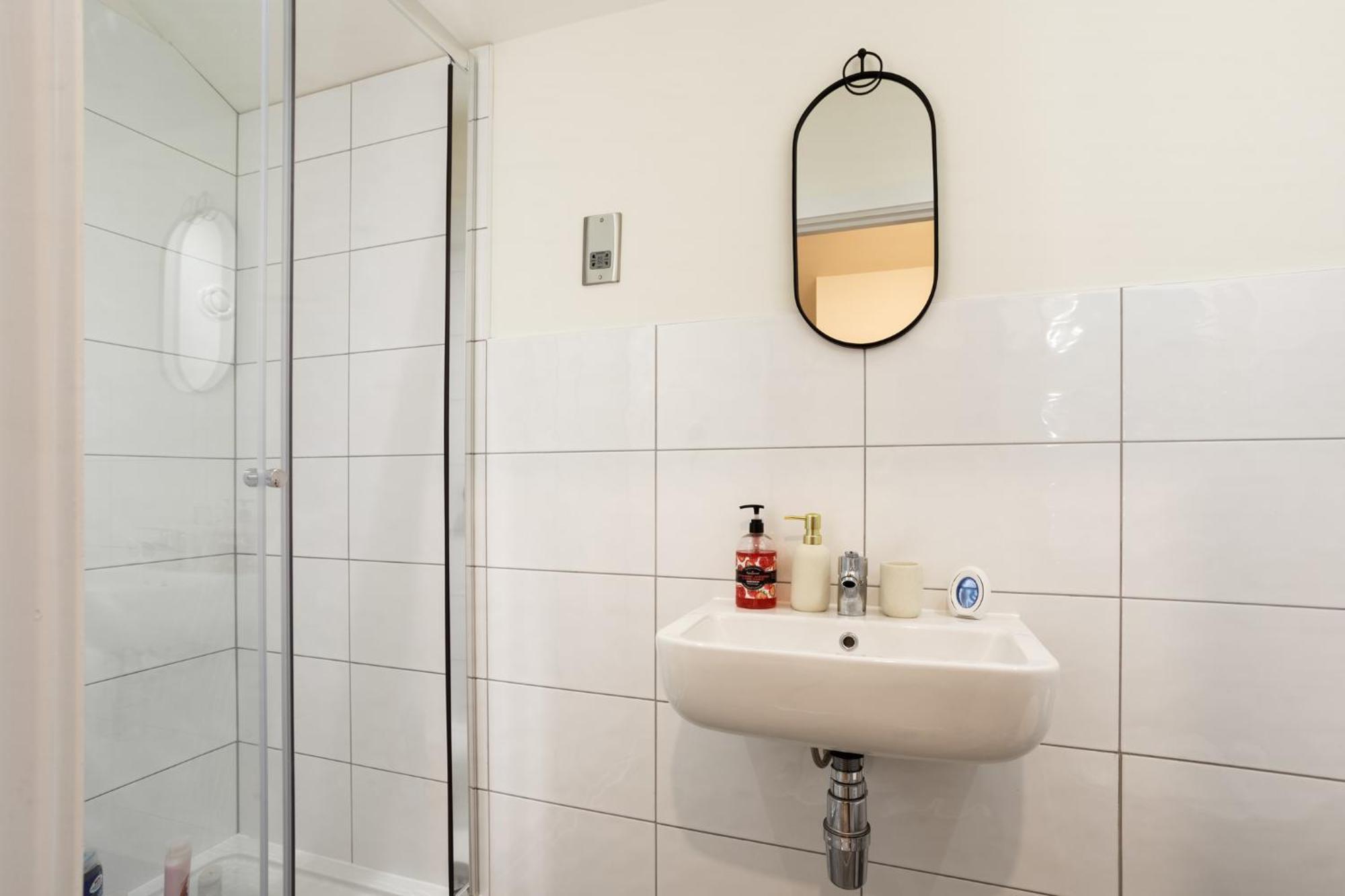 Modern And Cozy Two-Bed Apartment In Bradford Bradford  Kültér fotó